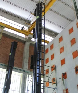 Fotografía de un muero gigante con los equipos del laboratorio