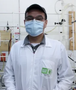 Foto del profesor que dirige el laboratorio con todos sus implementos de seguridad