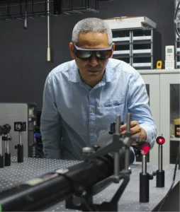 Fotografía de un profesor de la escuela haciendo pruebas en el laboratorio