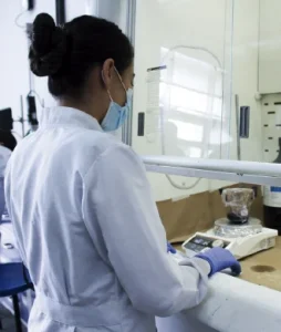 Primer plano de una estudiante de espaldas trabajando en uno de los laboratorios de la escuela