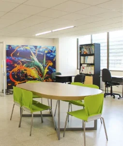 General shot of the laboratory with a table in the center and chairs around it.