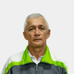 La foto fue tomada en primer plano, fondo blanco y el profesor Fabio Andelfo Villafrades está situado en el centro.