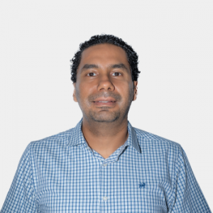 The photo was taken in close-up, with a white background, and the professor Guillermo Andrés Díaz Flórez is positioned in the center.