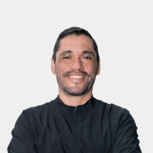 La foto fue tomada en primer plano, fondo blanco y el profesor Luis Lopez está situado en el centro.
