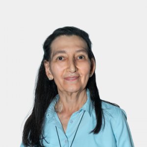 La foto fue tomada en primer plano, fondo blanco y la profesora Maria Helena Quijano está situada en el centro.