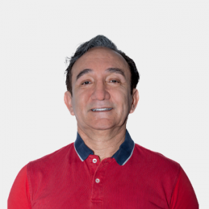 La foto fue tomada en primer plano, fondo blanco y el profesor Nelson Henry Cruz Rivas está situado en el centro.