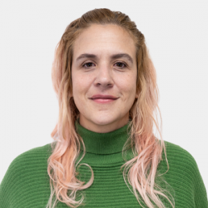 La foto fue tomada en primer plano, fondo blanco y la funcionaria Sandra Lucia Rodriguez está situado en el centro.