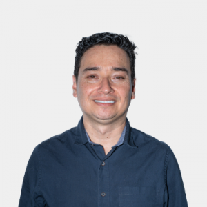 The photo was taken in the foreground, white background and Professor Carlos Augusto Fajardo is located in the center.