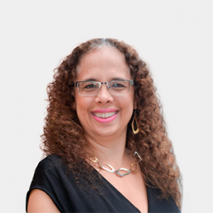 La foto fue tomada en primer plano, fondo blanco y la profesora Lina Maria Vera Cala está situado en el centro.