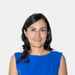 La foto fue tomada en primer plano, fondo blanco y la profesora Viviana Sánchez Torres está situado en el centro.