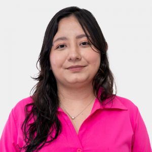 La foto fue tomada en primer plano, fondo blanco y la funcionaria Angie Estefania Becerra está situado en el centro.