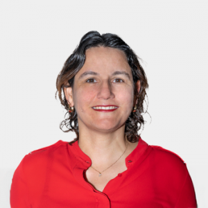 La foto fue tomada en primer plano, fondo blanco y la profesora Debora Alcida Narbarlatz está situado en el centro.