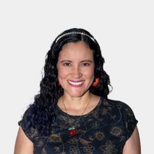 La foto fue tomada en primer plano, fondo blanco y la profesora Johana Patricia Garcia Arias está situada en el centro.