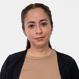La foto fue tomada en primer plano, fondo blanco y la funcionaria Mayra Rubiela Jurado está situado en el centro.
