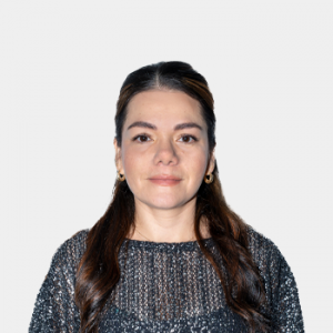 La foto fue tomada en primer plano, fondo blanco y la profesora Yuly Fernanda López está situado en el centro.