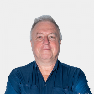 La foto fue tomada en primer plano, fondo blanco y el profesor Viatcheslav Kafarov está situado en el centro.