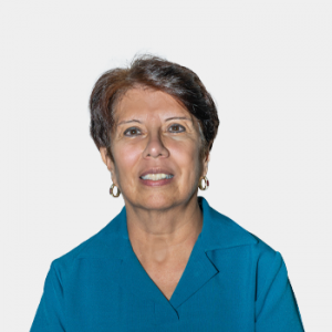 La foto fue tomada en primer plano, fondo blanco y la profesora Yolima Ivonne Beltrán está situada en el centro.
