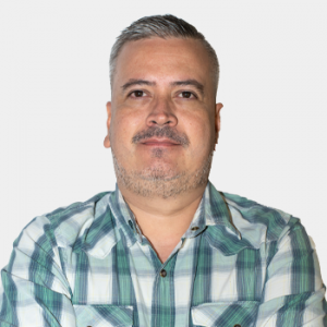 La foto fue tomada en primer plano, fondo blanco y el funcionario David Leon Esteban está situado en el centro.