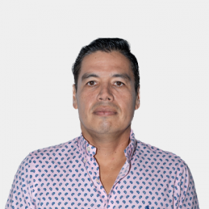 La foto fue tomada en primer plano, fondo blanco y el profesor Hernando Guerrero Amaya está situado en el centro.
