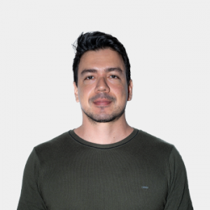 La foto fue tomada en primer plano, fondo blanco y el profesor Javier Ferney Ardila está situado en el centro.