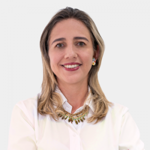 La foto fue tomada en primer plano, fondo blanco y la funcionaria Liliana del Pilar Castro está situado en el centro.