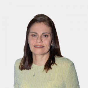 La foto fue tomada en primer plano, fondo blanco y la profesora Luz Marina Ballesteros Rueda está situado en el centro.