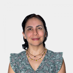 The photo was taken in the foreground, white background and Professor Natalía Avella Ramirez is located in the centre.