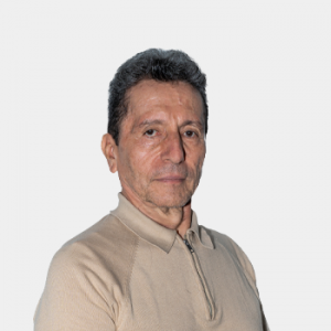 La foto fue tomada en primer plano, fondo blanco y el profesor Humberto Escalante Hernández está situado en el centro.