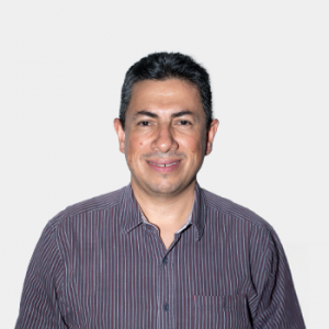 The photo was taken in close-up, with a white background, and the professor Oscar Quiroga is positioned in the center.