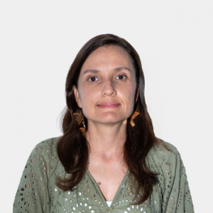 The photo was taken in close-up, with a white background, and the professor María Alejandra Mantilla Villalobos is positioned in the center.