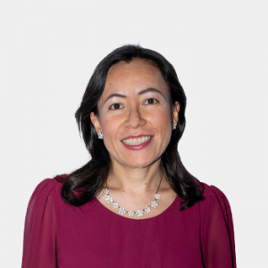 La foto fue tomada en primer plano, fondo blanco y la profesora Carolina Rojas Perez está situado en el centro.