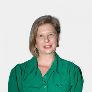 The photo was taken in close-up, with a white background, and the professor Mónica Andrea Botero Londoño is positioned in the center.