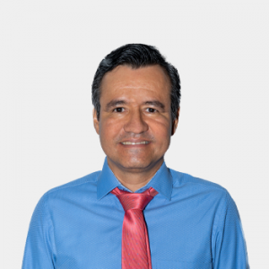 La foto fue tomada en primer plano, fondo blanco y el profesor Giovanni Morales Medina está situado en el centro.