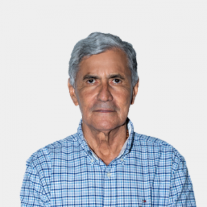 La foto fue tomada en primer plano, fondo blanco y el profesor Cristomo Barajas Ferreira está situado en el centro.