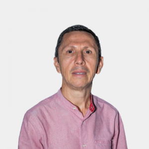 The photo was taken in close-up, with a white background, and the professor Rodolfo Villamizar Mejía is positioned in the center.