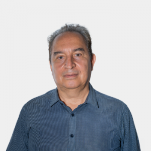 The photo was taken in close-up, with a white background, and the professor Homero Ortiz is positioned in the center.