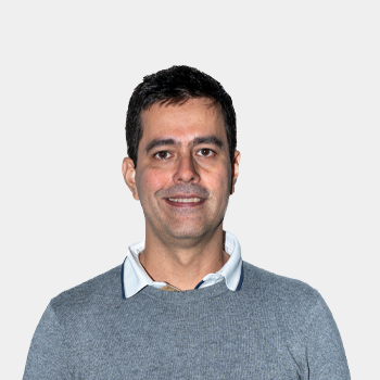 The photo was taken in the foreground, white background and Professor Ronald Alfonso Mercado Ojeda is located in the centre.