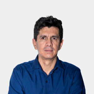 La foto fue tomada en primer plano, fondo blanco y el profesor Arlex Chavez Guerrero está situado en el centro.