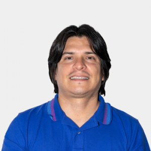 La foto fue tomada en primer plano, fondo blanco y el profesor Gustavo Emilio Ramirez Caballero está situado en el centro.