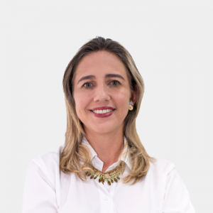 La foto fue tomada en primer plano, fondo blanco y la profesora Liliana del Pilar Castro está situado en el centro.