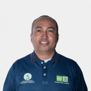 The photo was taken in close-up, with a white background, and the professor Jose Alejandro Amaya is positioned in the center.