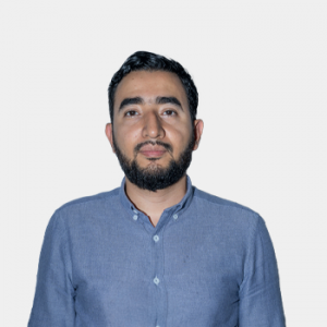The photo was taken in close-up, with a white background, and the professor Cesar Augusto Orozco is positioned in the center.