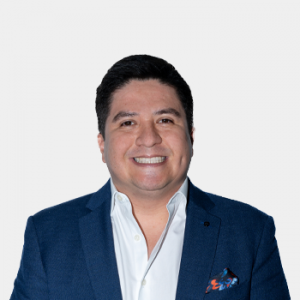 La foto fue tomada en primer plano, fondo blanco y el profesor Mauricio Morales está situado en el centro.