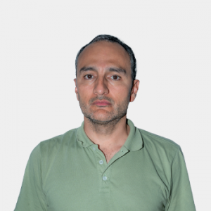 The photo was taken in close-up, with a white background, and the professor Franklin Alexander Sepúlveda is positioned in the center.
