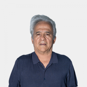 The photo was taken in close-up, with a white background, and the professor Gabriel Ordoñez Plata is positioned in the center.
