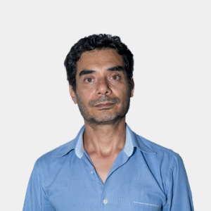 The photo was taken in close-up, with a white background, and the professor Esnesto Aguilera Bermúdez is positioned in the center.