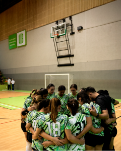 Equipo de voleibal femenino dando abrazo grupal