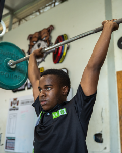 Estudiante de selección de levantamiento de pesas entrenando