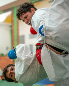 Dos estudiantes peleando en entrenando karate do