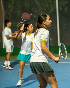 Tres jugadores de Tenis de campo en entrenamiento